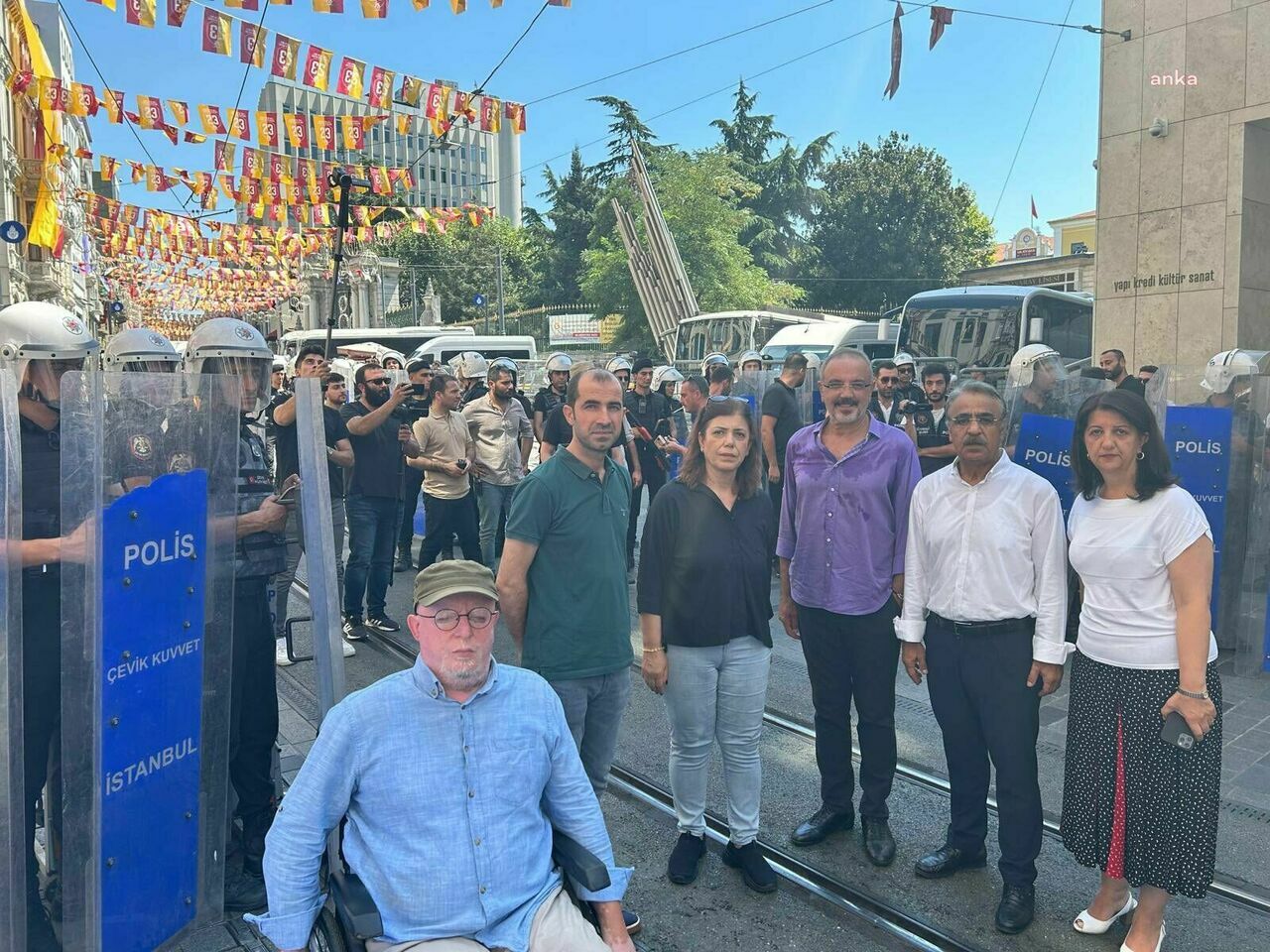 c4e72446-046f-4de4-8a5e-fef415e4a741-w