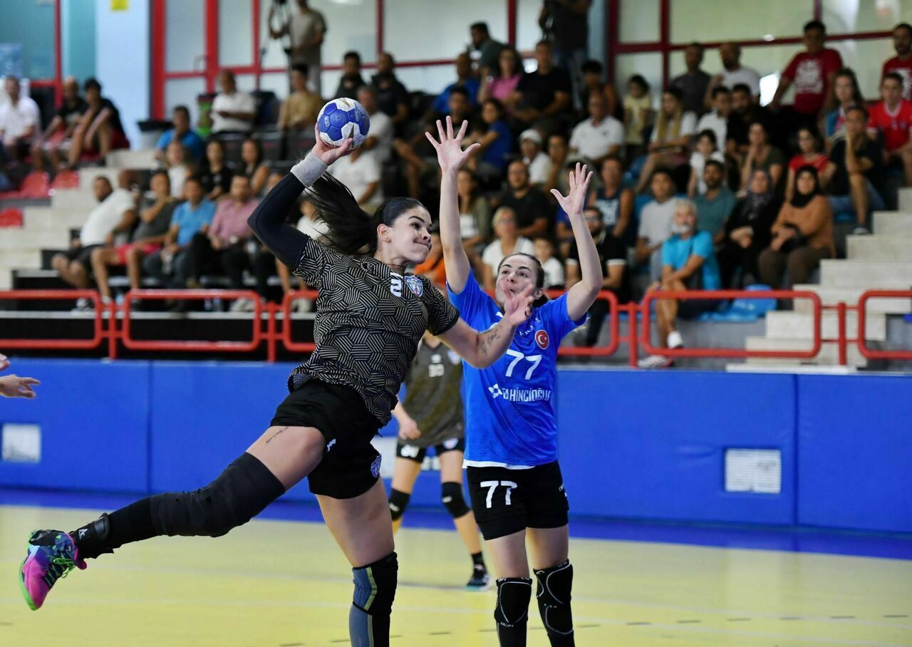 Mavi Kelebekler galibiyetle başladı (3)