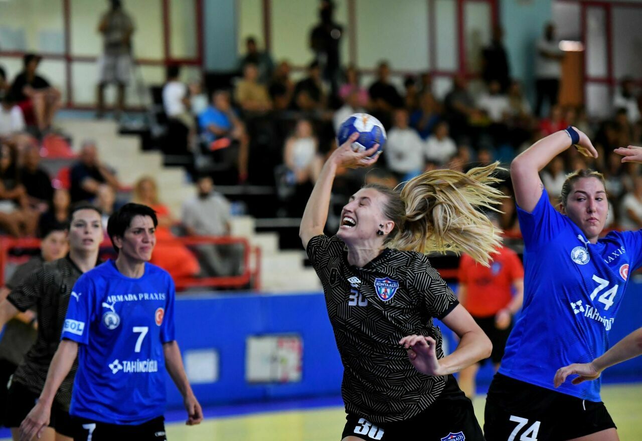 Mavi Kelebekler galibiyetle başladı (7)