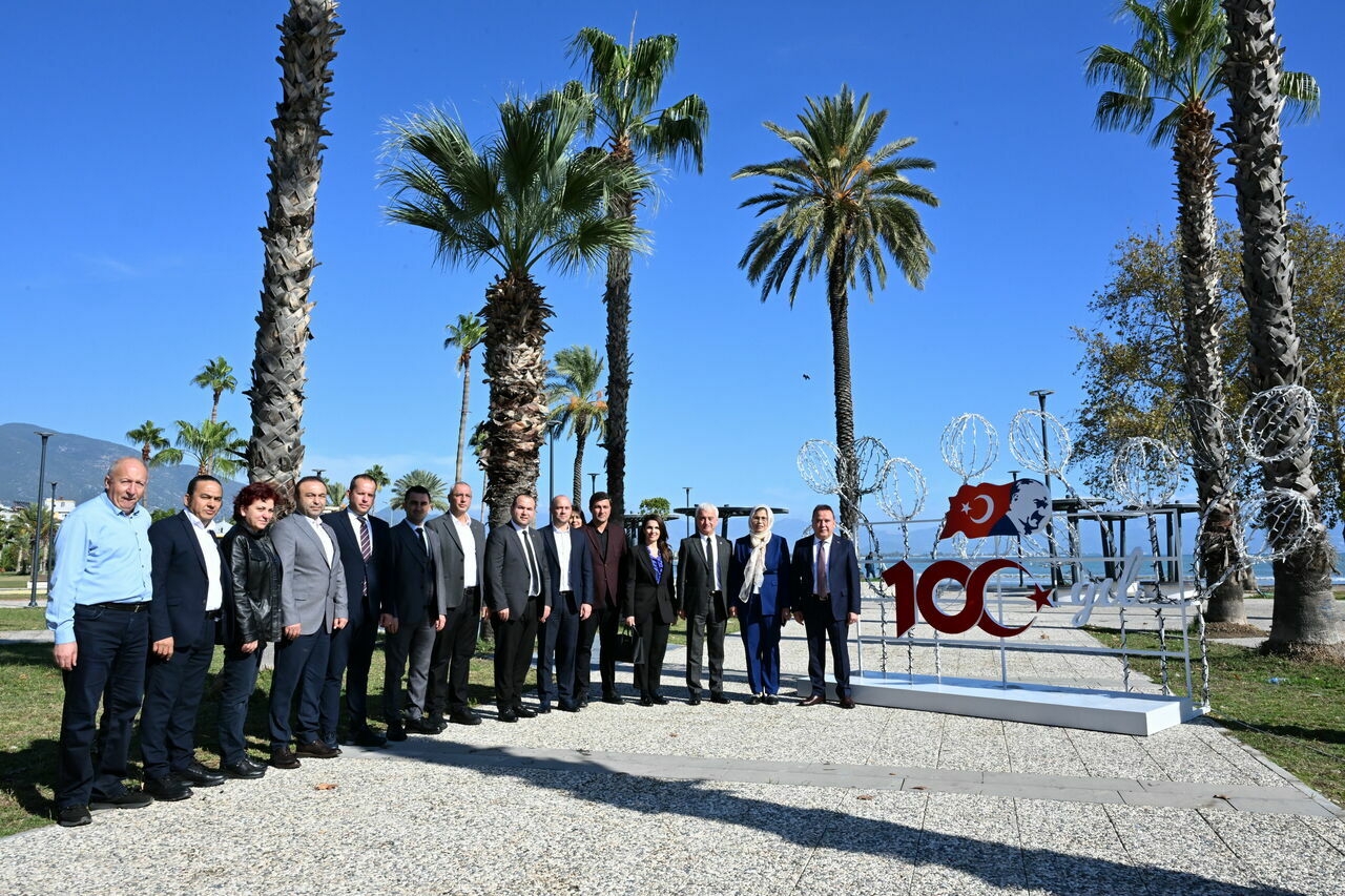 Başkan Finike Cumhuriyet Meydanı (5)