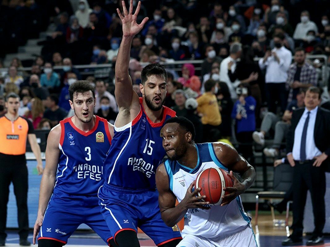 Anadolu Efes son saniyelerde kazandı