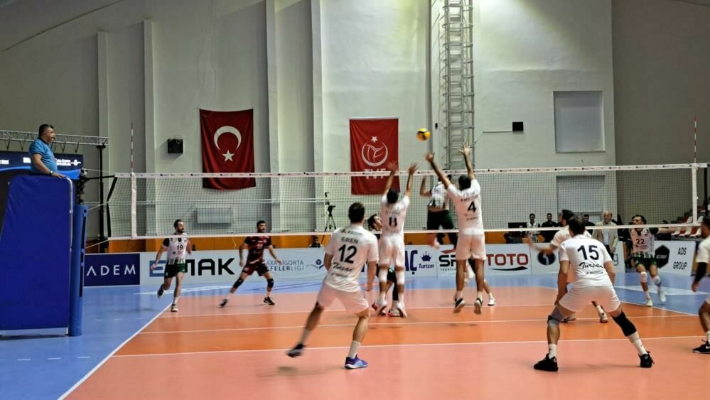 TÜRŞAD Voleybol Akkuş Belediyespor'u 3-1 yendi.