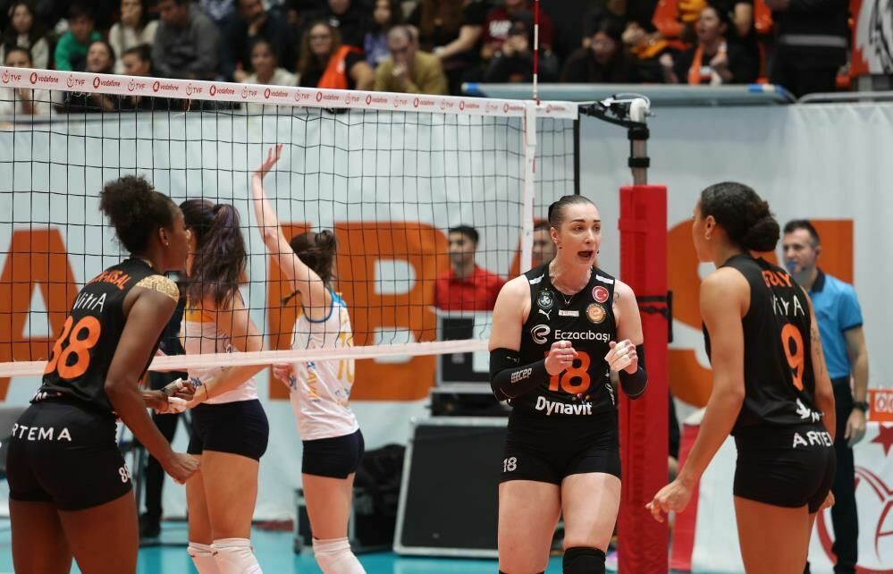 Dünya şampiyonu Eczacıbaşı PTT'yi yendi