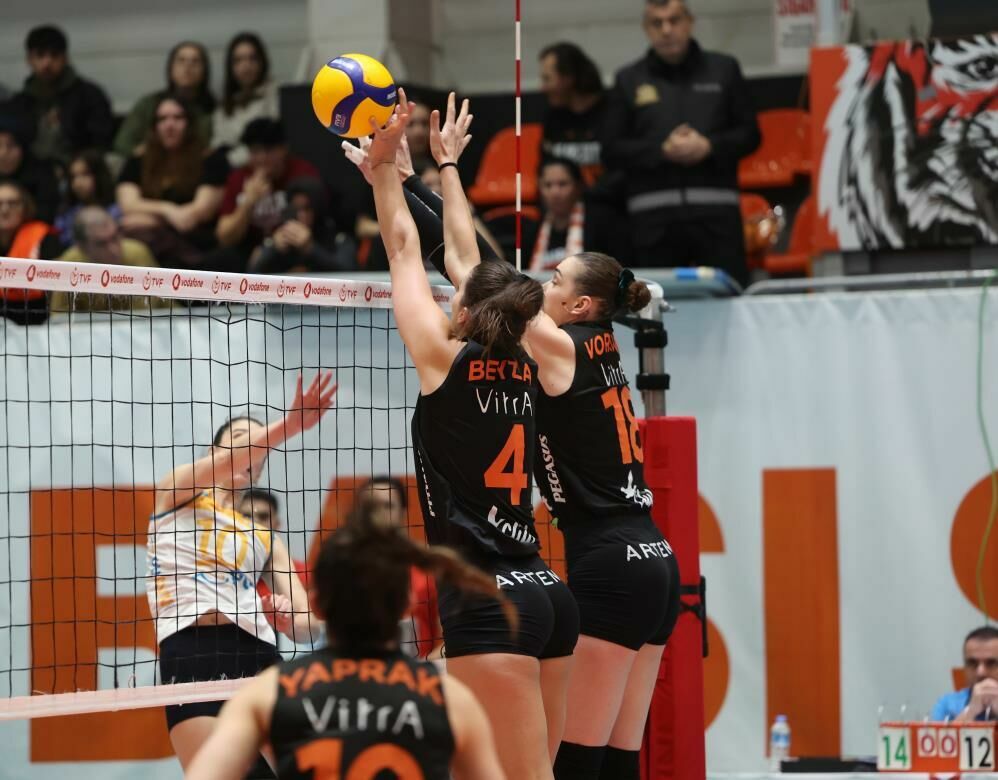 Dünya şampiyonu Eczacıbaşı PTT'yi yendi