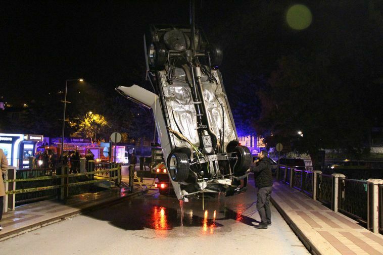 Amasya’da Otomobil Köprüden Yeşilırmak Nehri’ne Uçtu4 Result