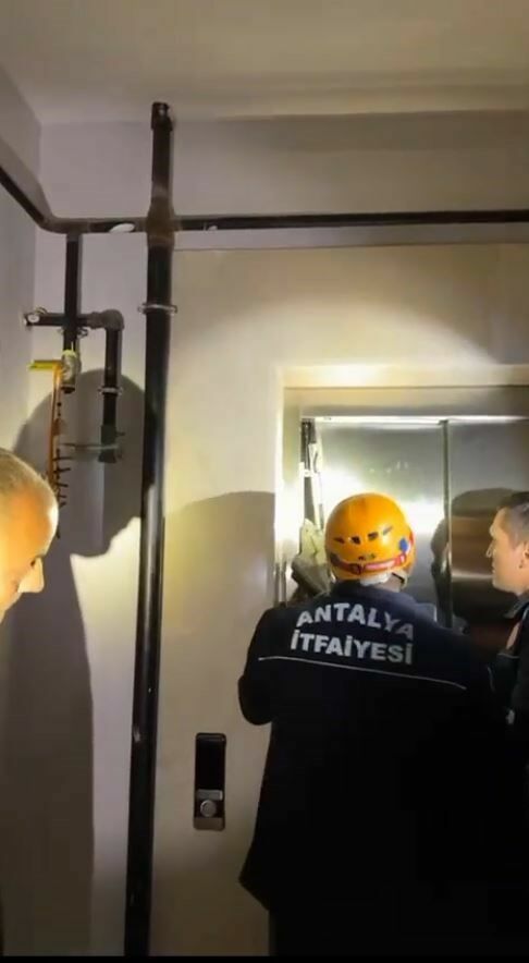 Antalya’da Asansör Paniği! 