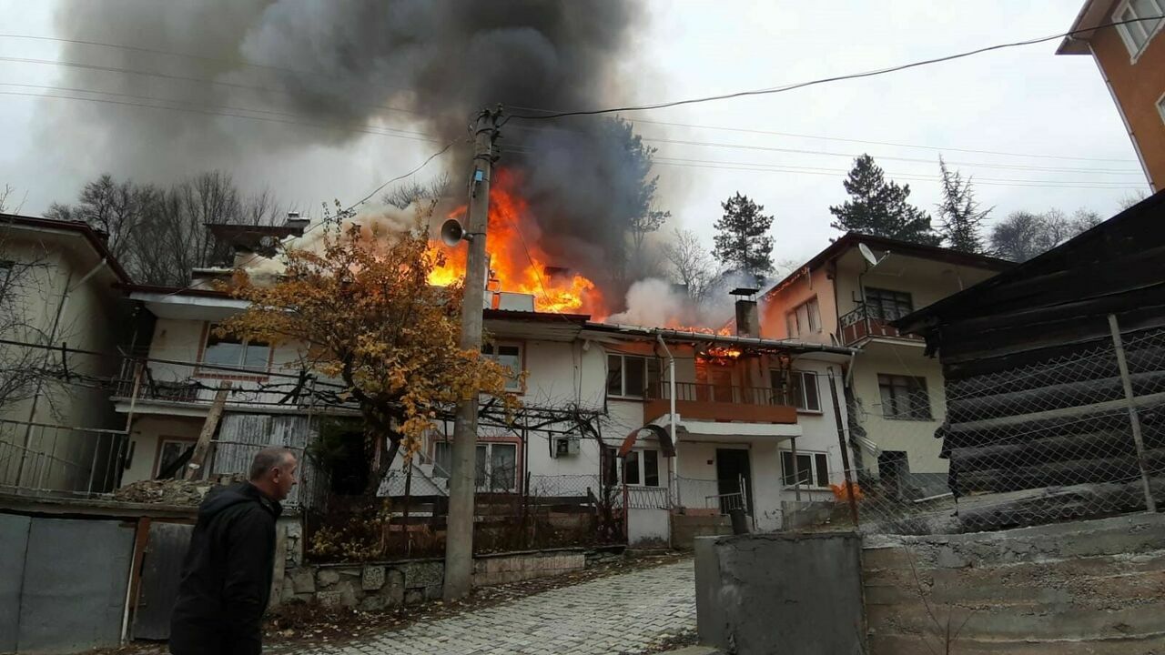 Bolu’da 4 Ev Alevlere Teslim Oldu2