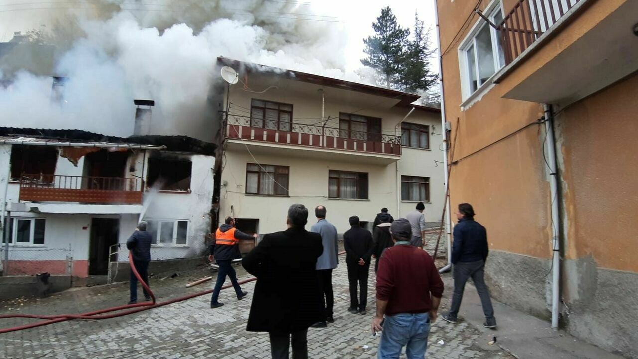 Bolu’da 4 Ev Alevlere Teslim Oldu4