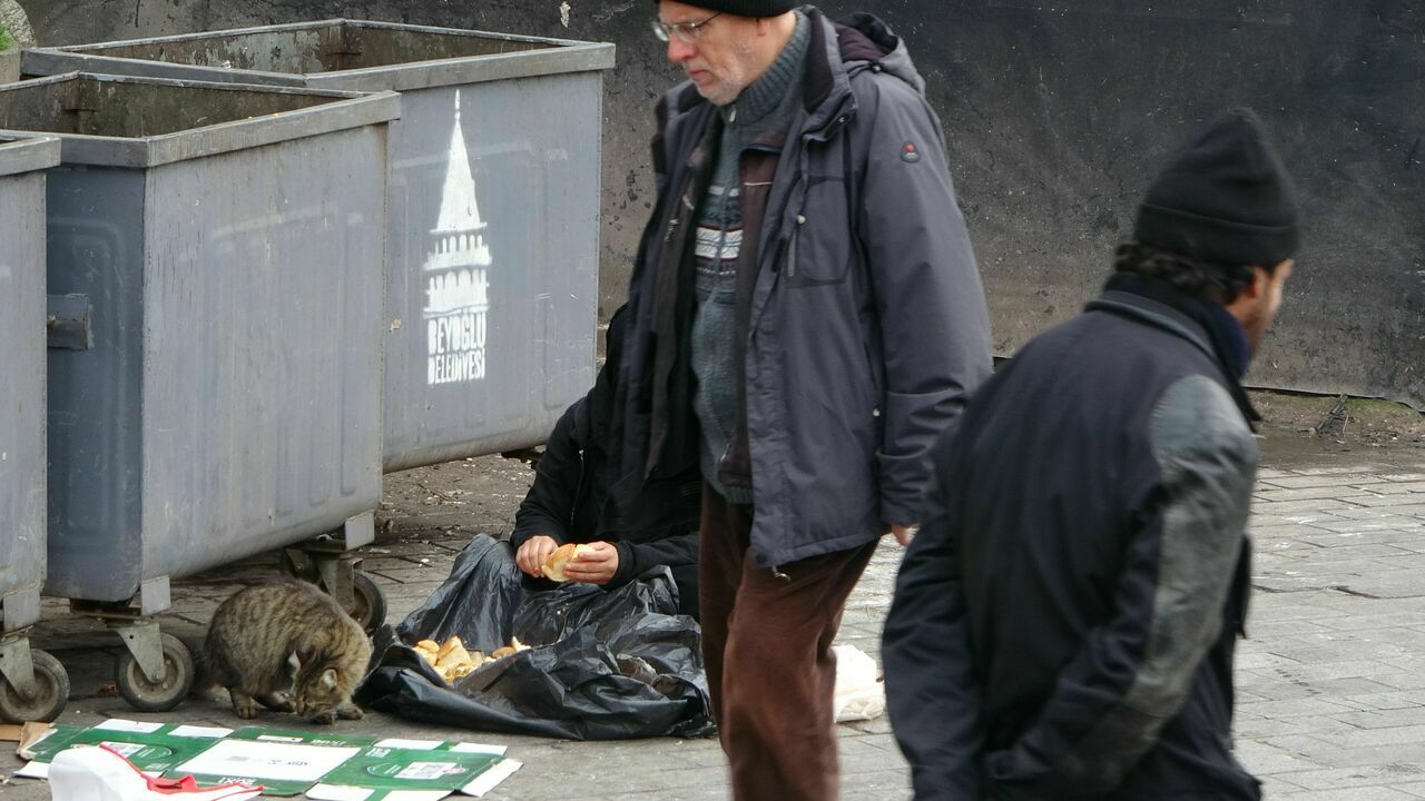 Çöpten Yemek Yeme Numarası Yapan Dilenciler Yakayı Ele Verdi3
