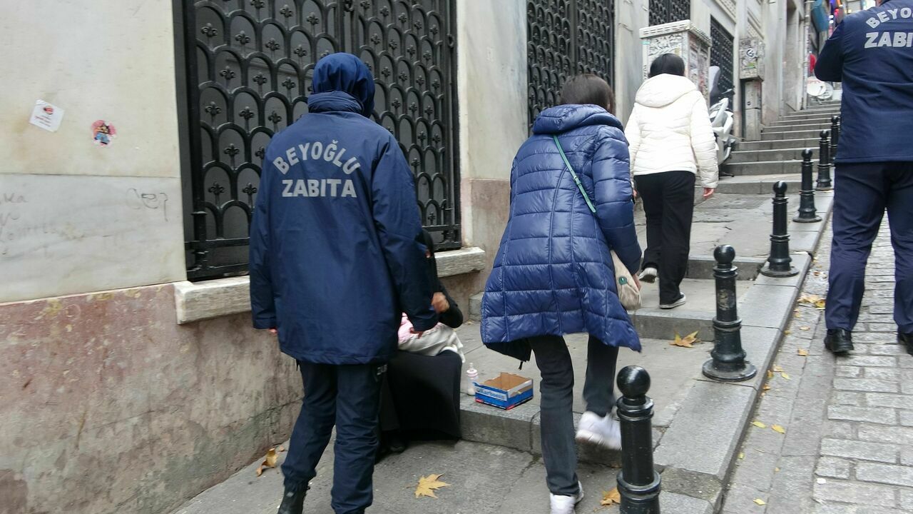 Çöpten Yemek Yeme Numarası Yapan Dilenciler Yakayı Ele Verdi4