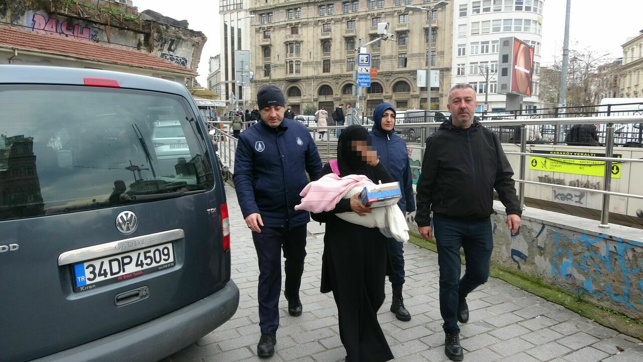 Çöpten Yemek Yeme Numarası Yapan Dilenciler Yakayı Ele Verdi7