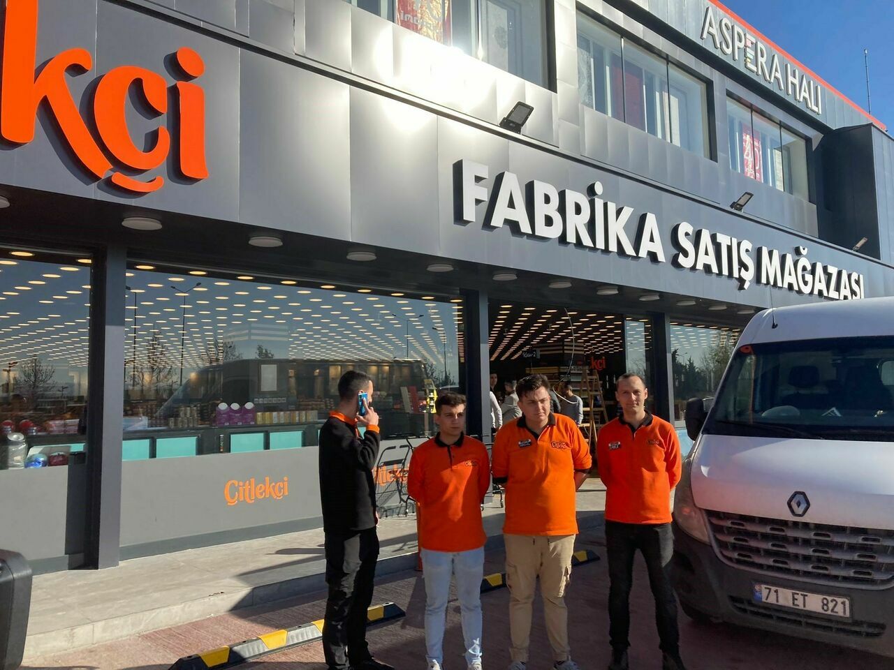 Fren Yerine Gaza Basan Şoför Mağazaya Daldı