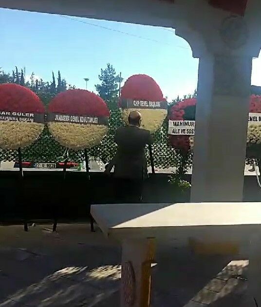 Cenaze Töreninde CHP'ye Tepki: Özgür Özel'in Çelengi Parçalandı
