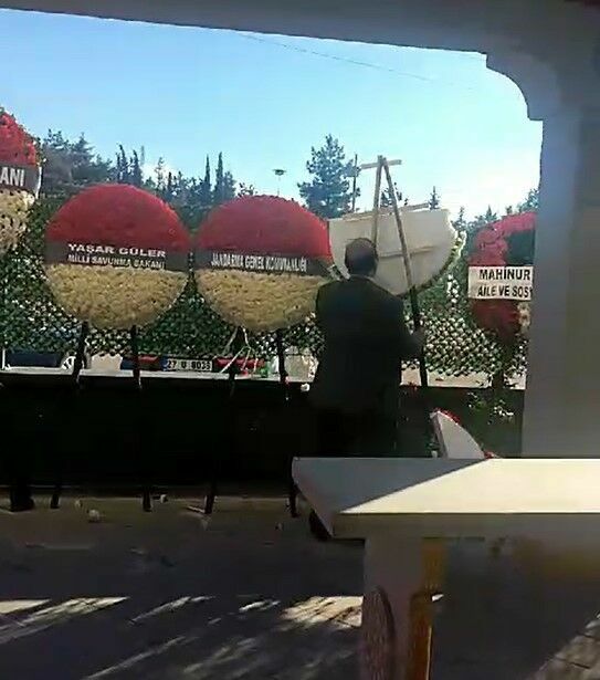 Cenaze Töreninde CHP'ye Tepki: Özgür Özel'in Çelengi Parçalandı