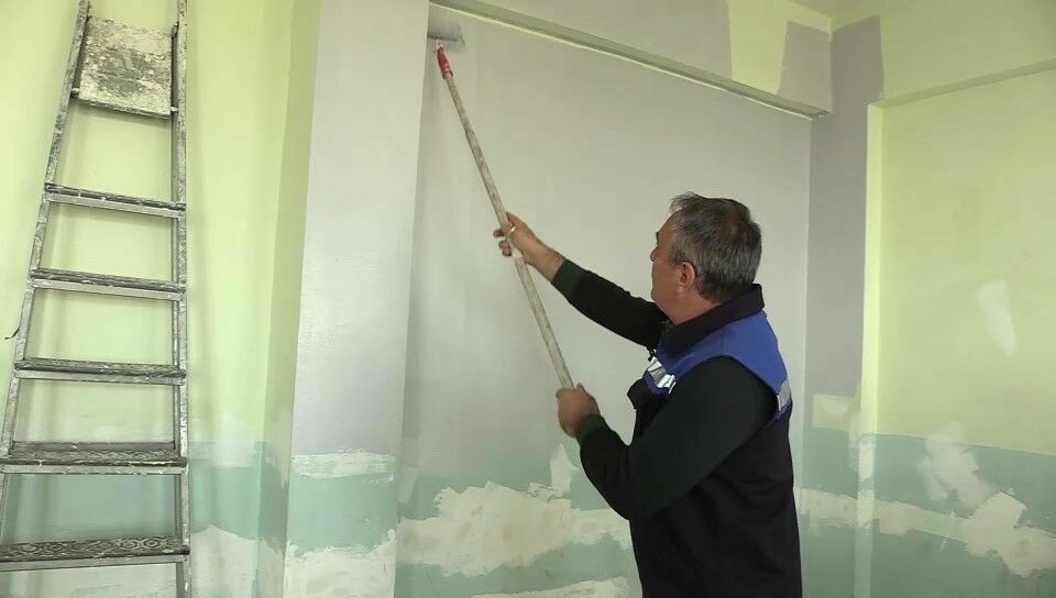 Gümüşhacıköy'de Öğrenci Veli ve Okul Çalışanları İşbirliğiyle Okul Sınıfları Yeniden Renklendi