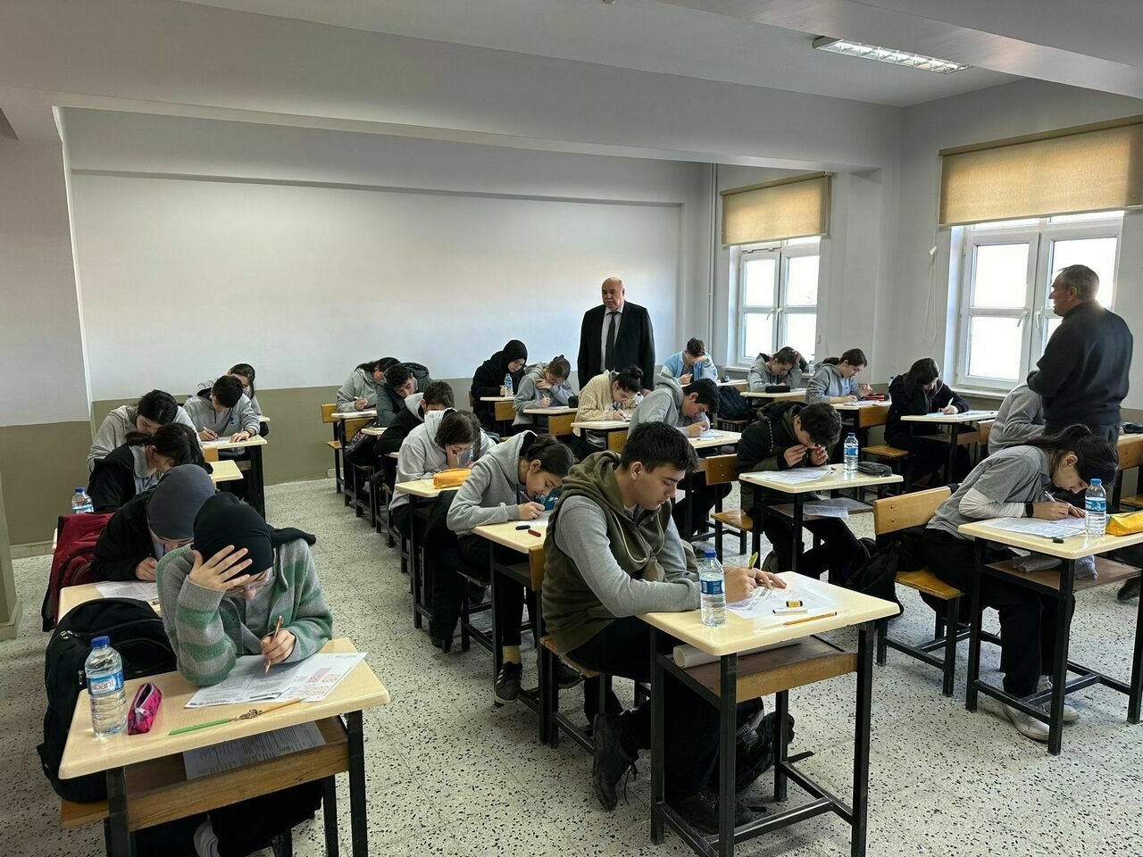 Gümüşhacıköy'de Öğrenci Veli ve Okul Çalışanları İşbirliğiyle Okul Sınıfları Yeniden Renklendi