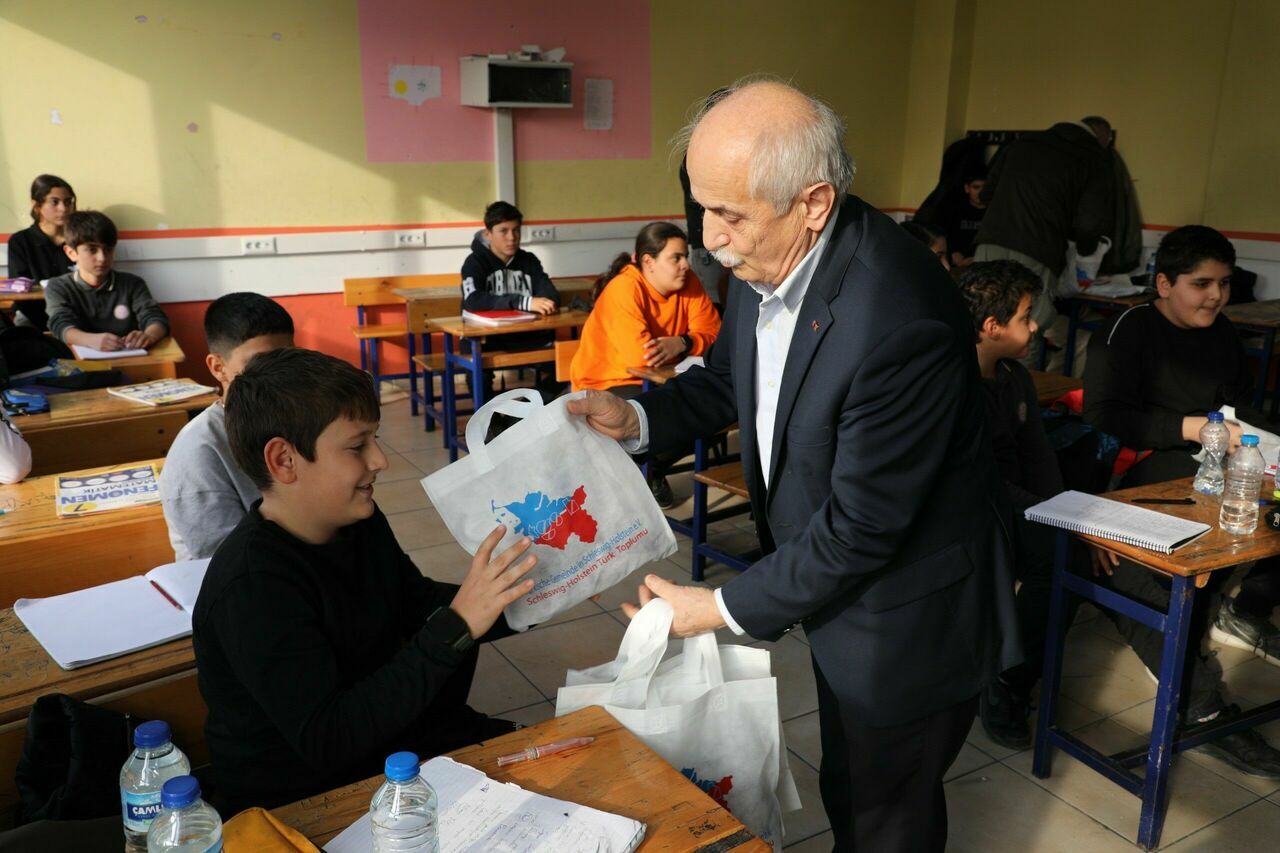 Gurbetçiler Ördükleri Bereleri Hatay'daki Depremzede Çocuklara Gönderdiler