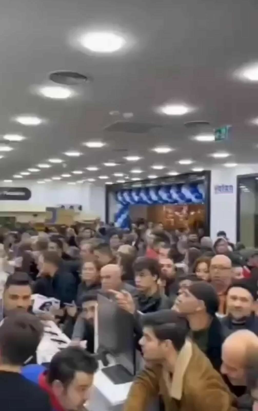 Mağaza Açılışında Izdiham! Birbirlerini Eziyorlardı
