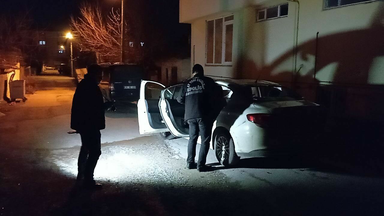 Park Halindeki Aracın Camını Kaldırım Taşıyla Kırdılar