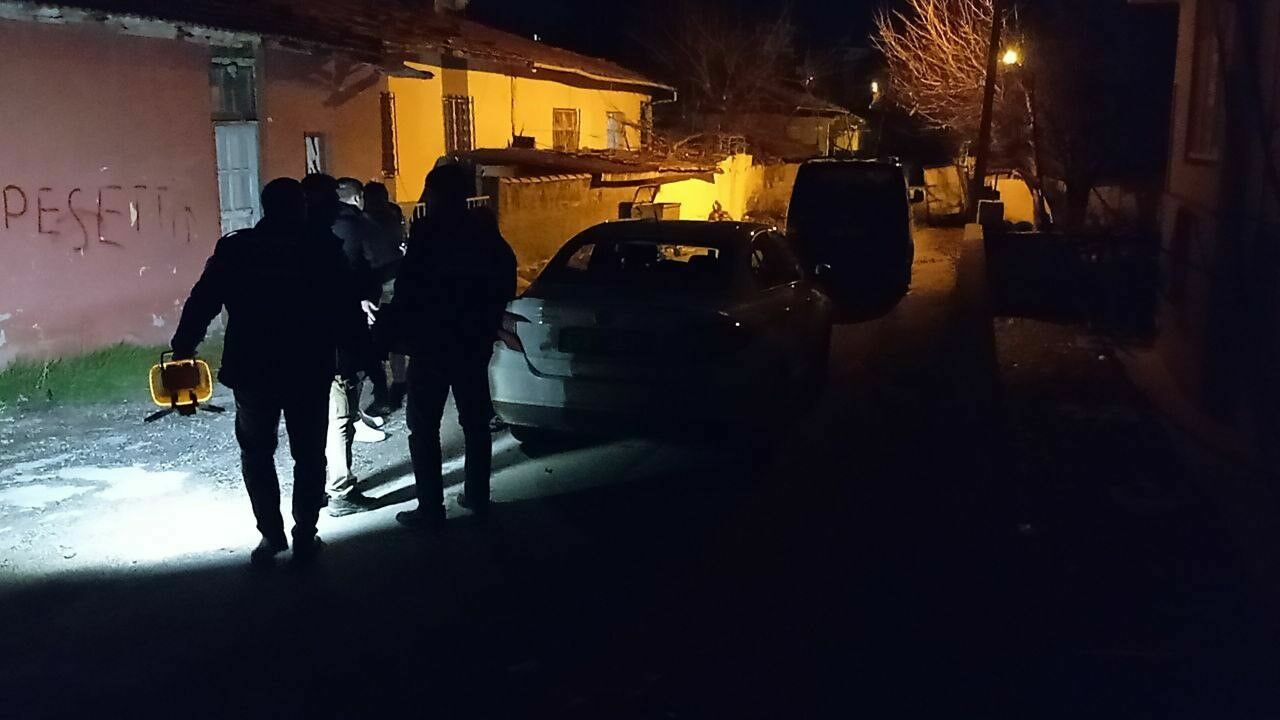 Park Halindeki Aracın Camını Kaldırım Taşıyla Kırdılar2