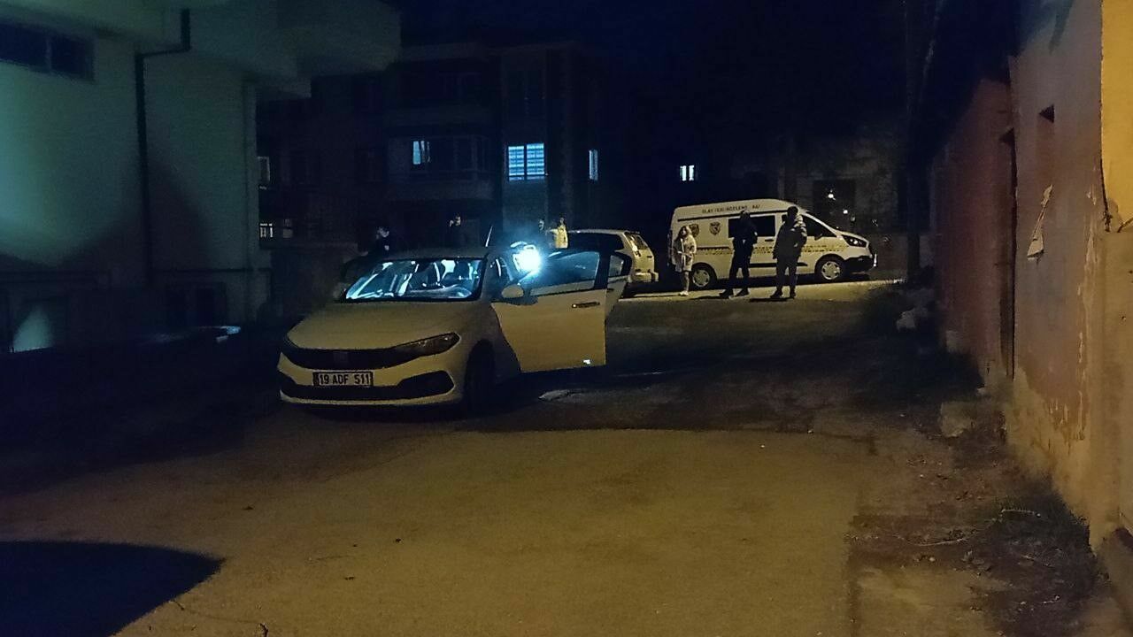 Park Halindeki Aracın Camını Kaldırım Taşıyla Kırdılar4