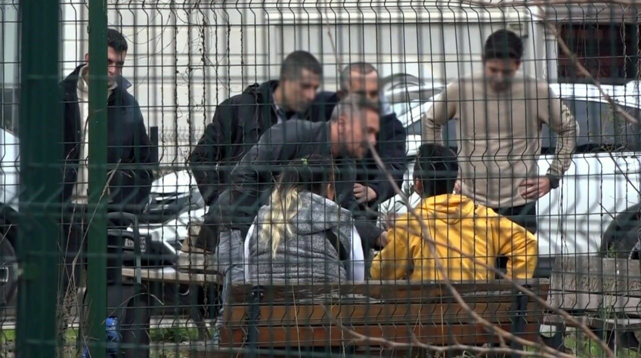 Parkın Ortasında Kız Arkadaşını Silahla Rehin Aldı