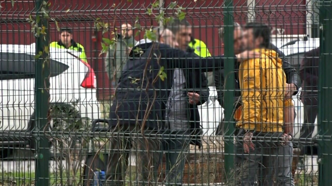 Parkın Ortasında Kız Arkadaşını Silahla Rehin Aldı2