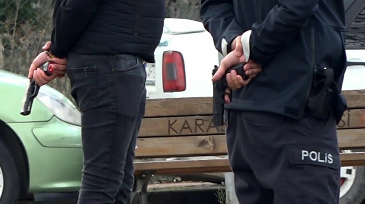 Parkın Ortasında Kız Arkadaşını Silahla Rehin Aldı4