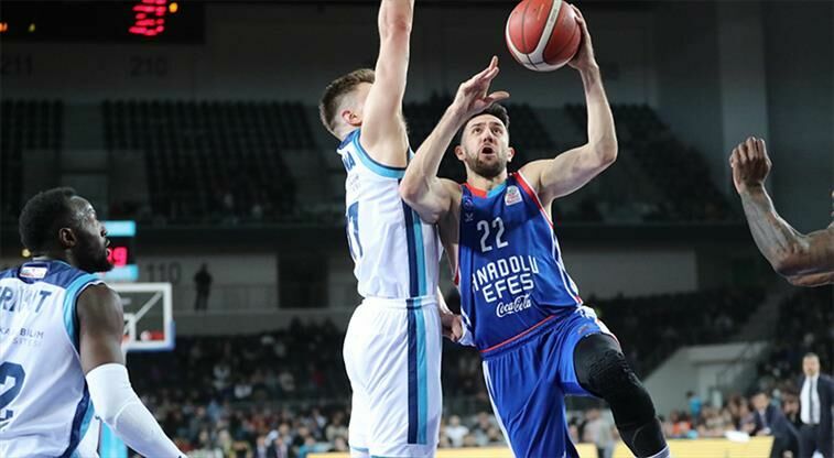 Anadolu Efes son saniyelerde kazandı