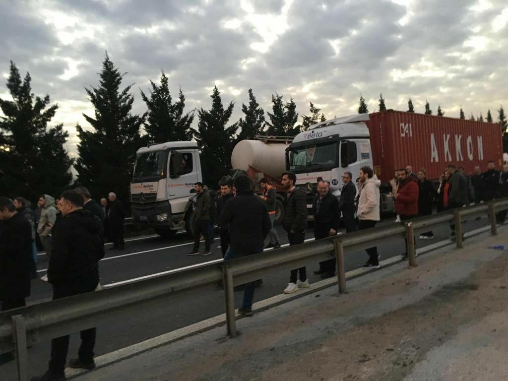 Tem'de Damperi Açılan Tır Yön Levhasını Devirdi3