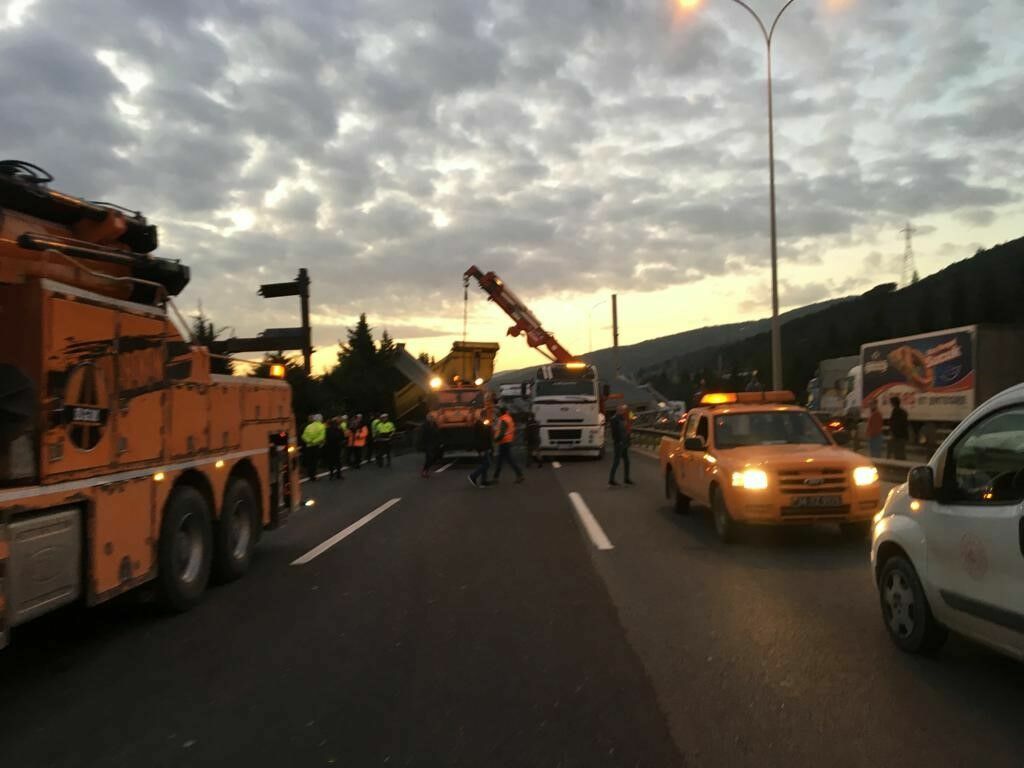 Tem'de Damperi Açılan Tır Yön Levhasını Devirdi5,,