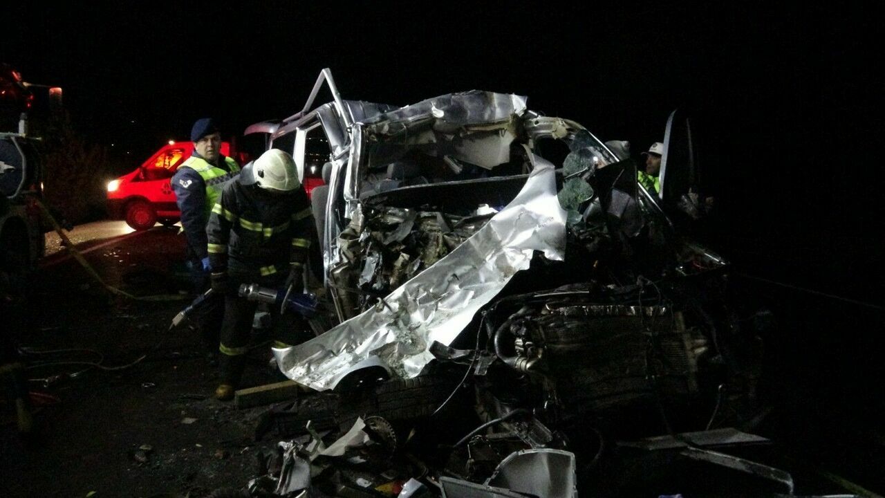 Tokat'ta Minibüs Kamyona Arkadan Çarptı4