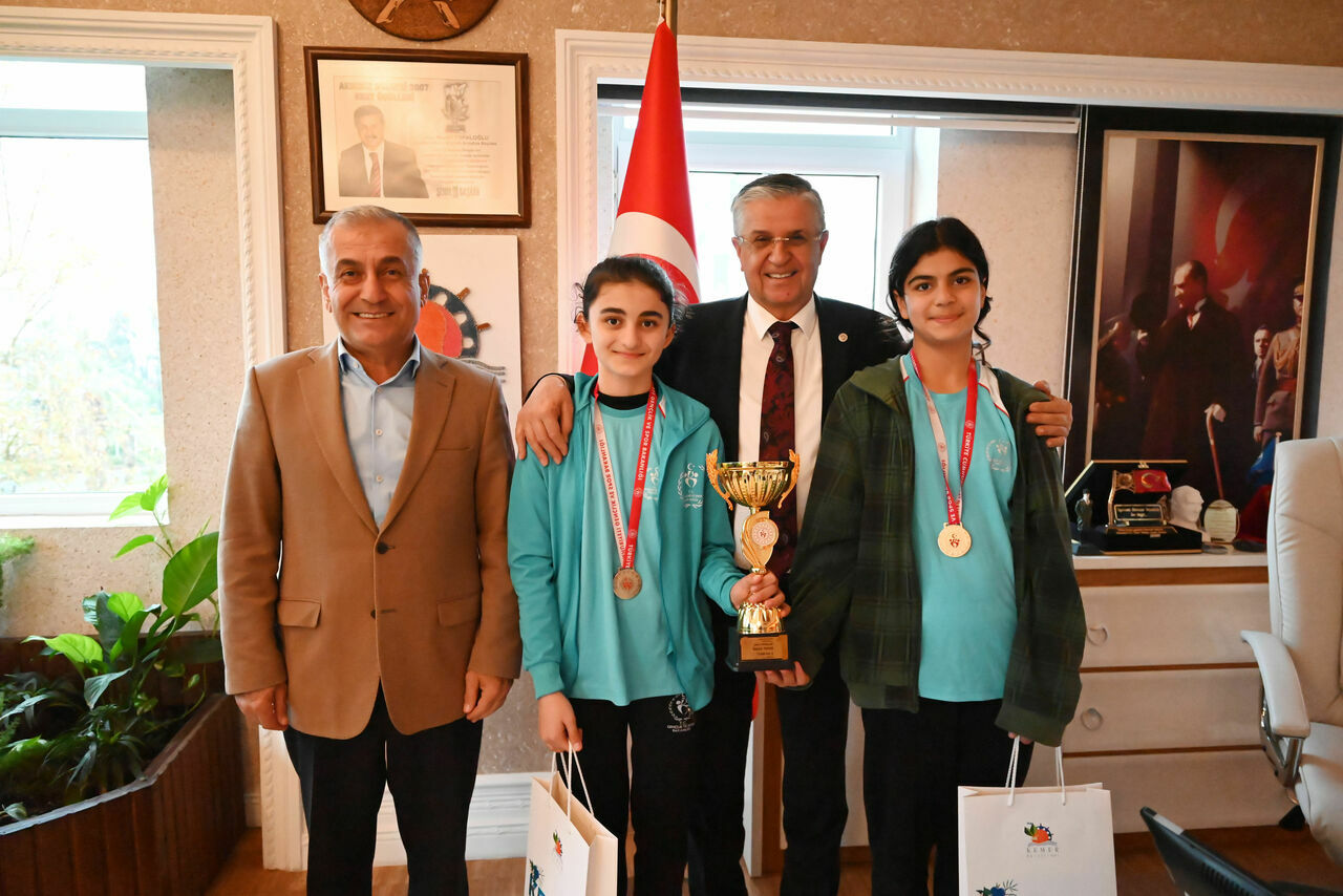 Genç masa tenisi sporcularından Başkan Topaloğlu’na ziyaret