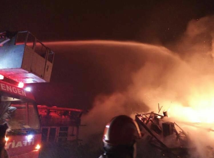 3 Katlı Ahşap Ev Küle Döndü2