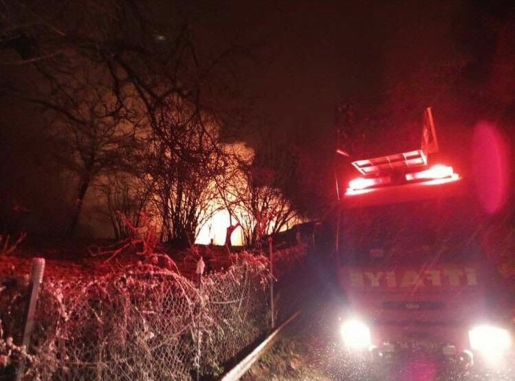 3 Katlı Ahşap Ev Küle Döndü3