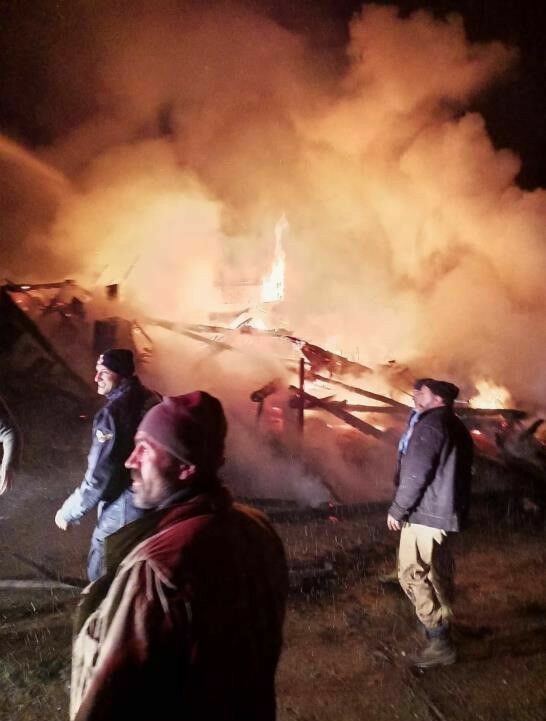 3 Katlı Ahşap Ev Küle Döndü4