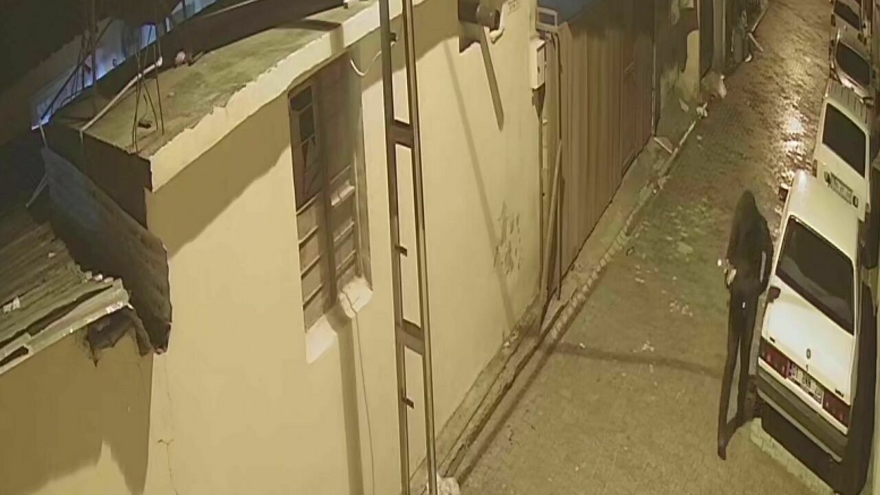 Adana'da Buji Ile Araçların Camını Kıran Hırsız Yakalandı