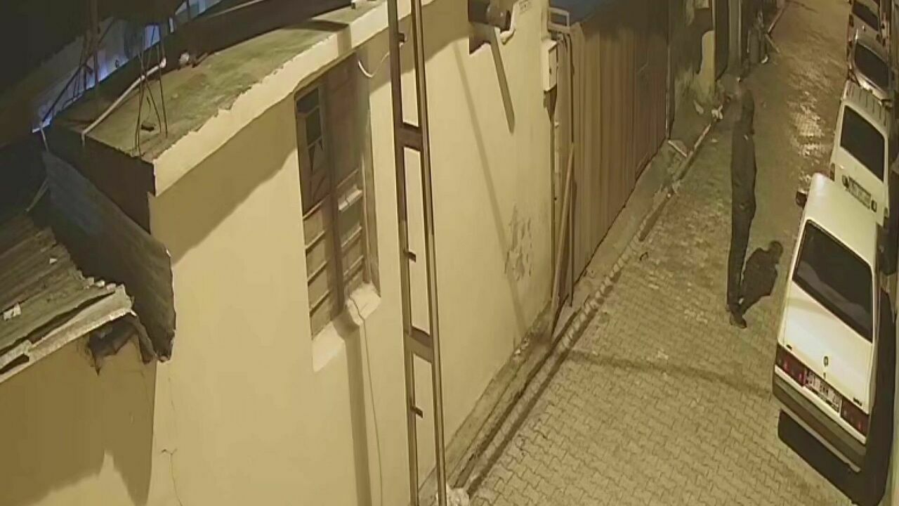 Adana'da Buji Ile Araçların Camını Kıran Hırsız Yakalandı 