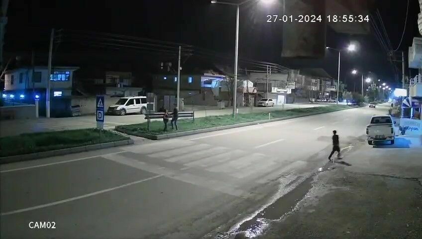 Adana'da Kavga Eden Çocuklardan Biri Midibüsün Altında Kaldı 