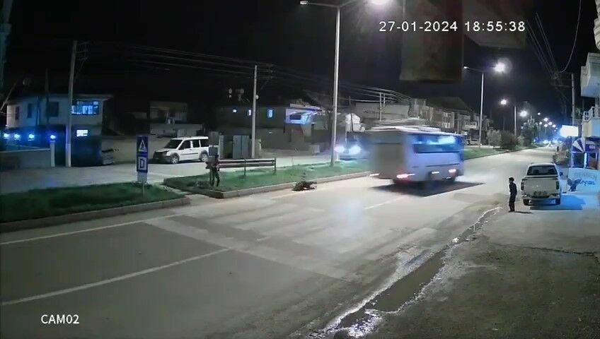 Adana'da Kavga Eden Çocuklardan Biri Midibüsün Altında Kaldı 