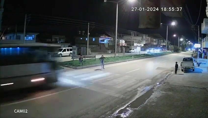 Adana'da Kavga Eden Çocuklardan Biri Midibüsün Altında Kaldı 