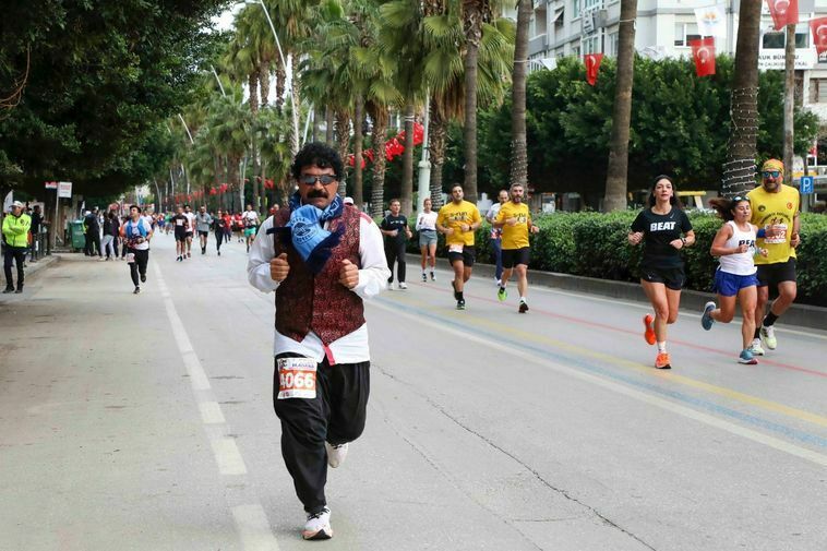 Adana'da Kurtuluş Yarı Maratonu Koşuldu