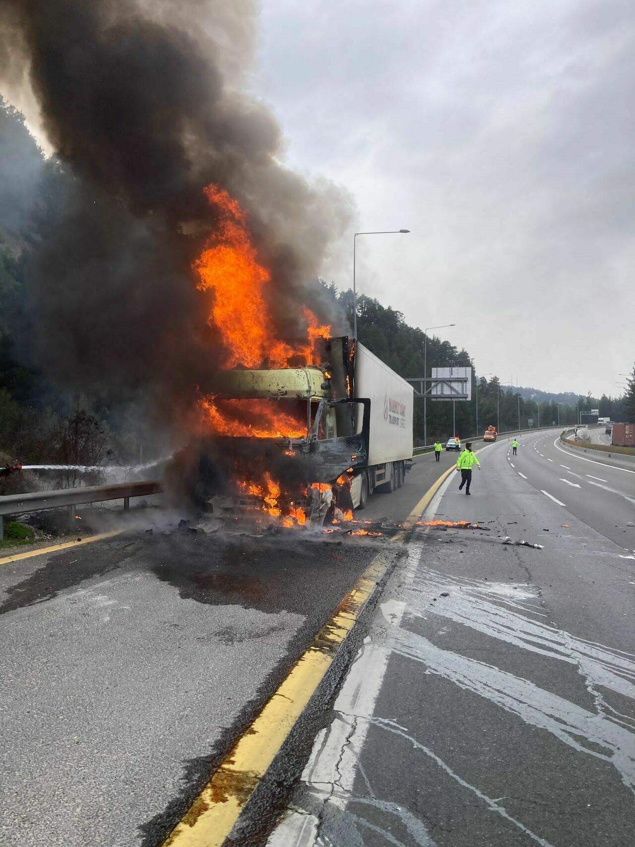 Adana'da Mandalina Yüklü Tır Alev Topuna Döndü