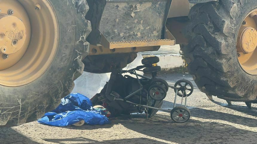 Anne Ve Bebekleri Iş Makinesinin Altında Kaldı3 Result