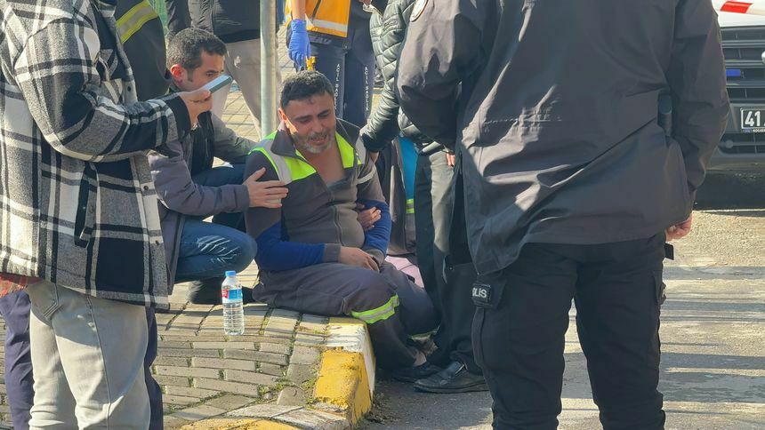 Anne Ve Bebekleri Iş Makinesinin Altında Kaldı4 Result