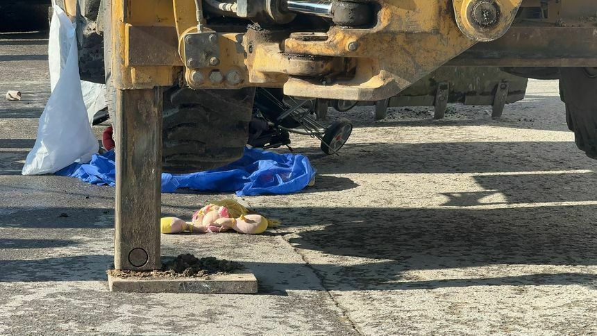 Anne Ve Bebekleri Iş Makinesinin Altında Kaldı5 Result