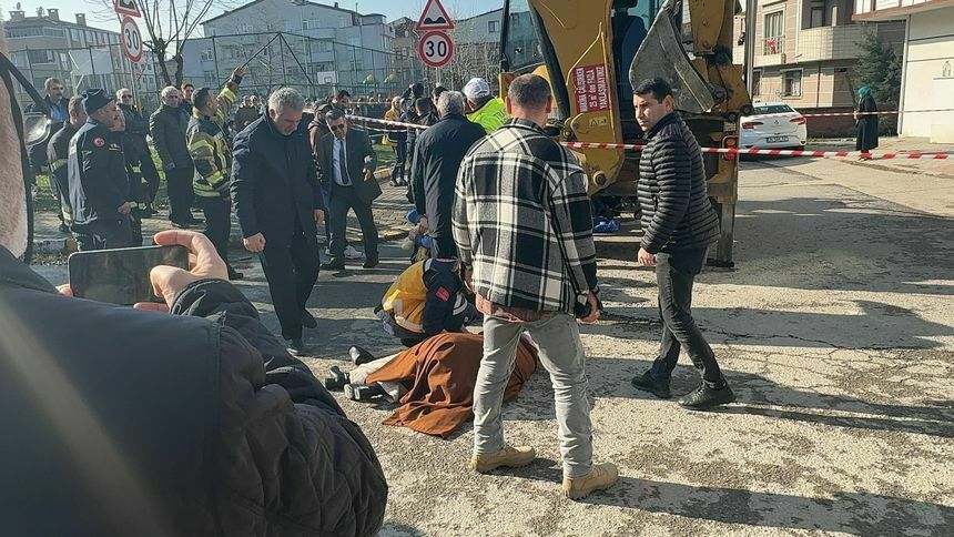 Anne Ve Bebekleri Iş Makinesinin Altında Kaldı8 Result