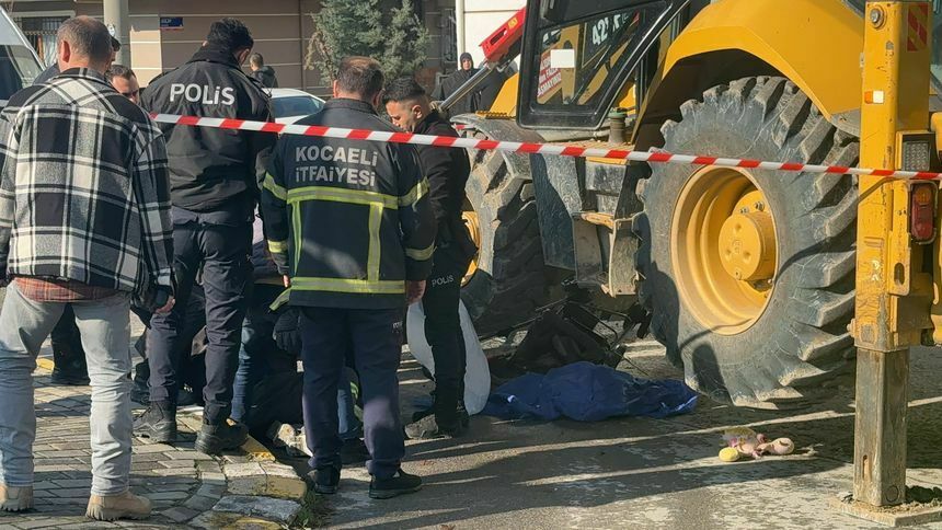 Anne Ve Bebekleri Iş Makinesinin Altında Kaldı9 Result