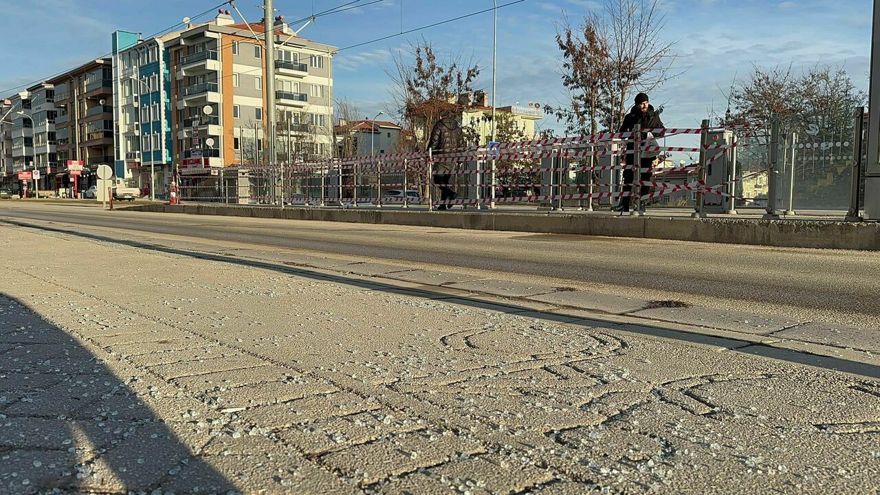 Aşırı Hız Yapan Sürücü Tramvay Durağına Daldı3