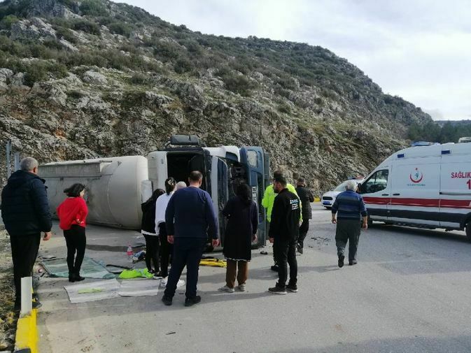 Burdur Bucak'ta Kontrolden Çıkan Tır Devrildi